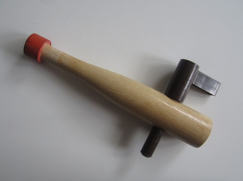 Zapfhahn aus holz mit - zapfhahn,